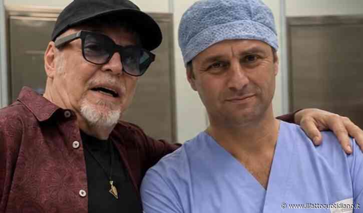 Vasco Rossi esce dalla clinica dopo l’operazione: “Teniamo sempre duro”. I ringraziamenti dell’artista a medici e infermieri della struttura
