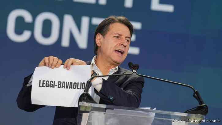 Conte strappa le leggi del governo Meloni sul palco di Nova: “Faremo tabula rasa di riarmo, accordi con Israele e salvaladri”