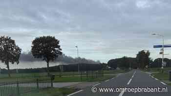 Meerdere loodsen in brand in Overloon, rook trekt over A73