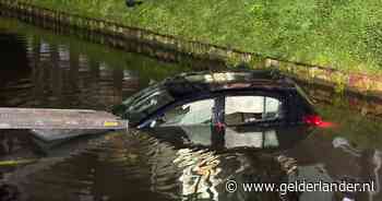 Auto ramt lichtmast en rijdt het water in vlak bij oprit A2 in Waardenburg