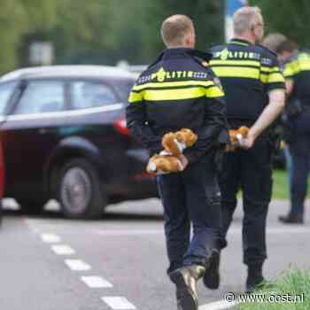 112 Nieuws: Politie deelt knuffelbeertjes uit | Busje vliegt uit bocht