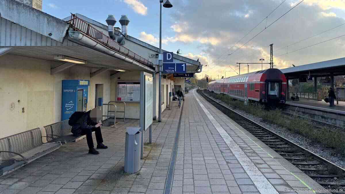 Teenager auf Zug erleidet Stromschlag – Hubschrauber im Einsatz, Wiesn-Besucher stranden in Moosburg