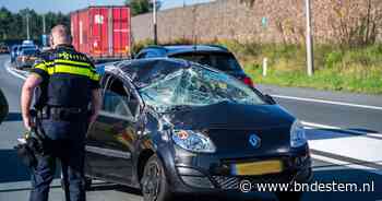Auto slaat over de kop door botsing met vrachtwagen op A58 bij Breda