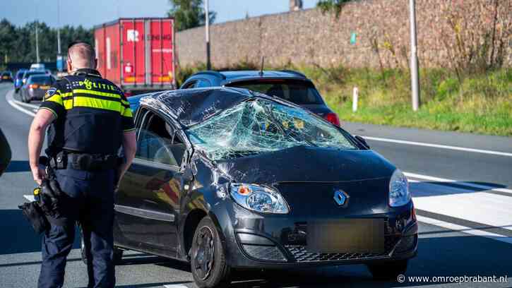 Auto over de kop na botsing met vrachtauto op de A58, bestuurder gewond