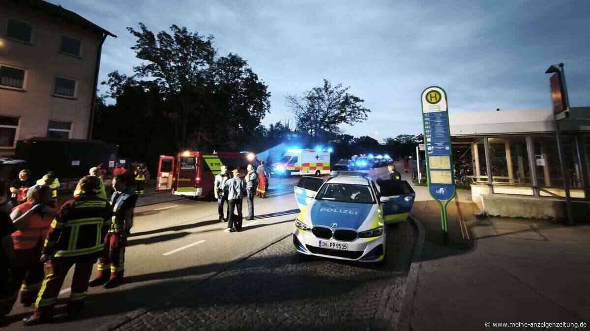 Teenager fährt auf Zugdach mit und erleidet Stromschlag – Begleiter flüchtet, Wiesn-Besucher stranden