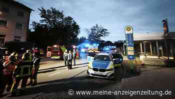 Teenager fährt auf Zugdach mit und erleidet Stromschlag – Begleiter flüchtet, Wiesn-Besucher stranden