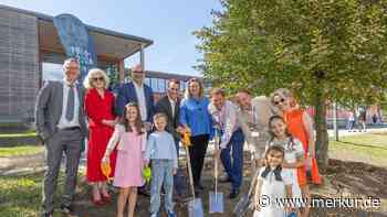 Munich International School feiert 60-jähriges Bestehen mit vielen Gästen Gästen – und pflanzt einen Baum