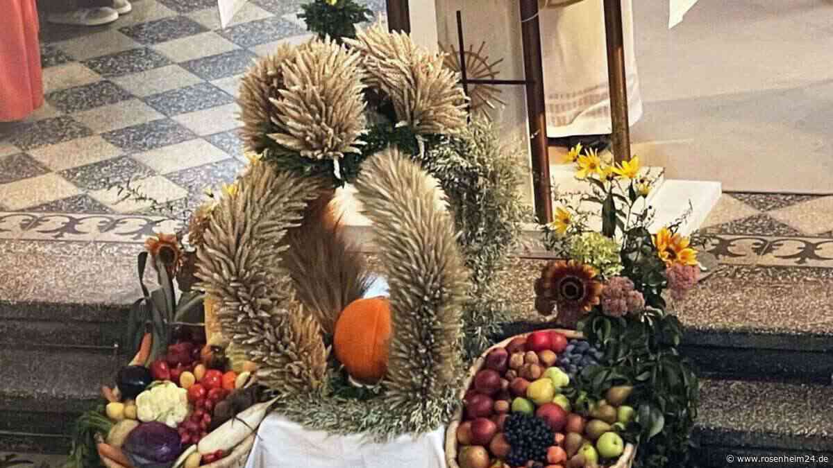 Heilandsfigur trägt jetzt Rot: Erntedank in St. Salvator in Rimsting