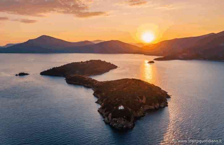 E’ in vendita l’isola privata di Argyronisos in Grecia: una proprietà di 24 ettari con ville in pietra, eliporto e una cappella ortodossa. Il prezzo? Top secret