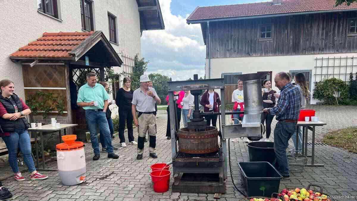 Vom Baum in die Flasche: Landwirtschaftsschüler pressen in Töging am Inn eigenen Apfelsaft