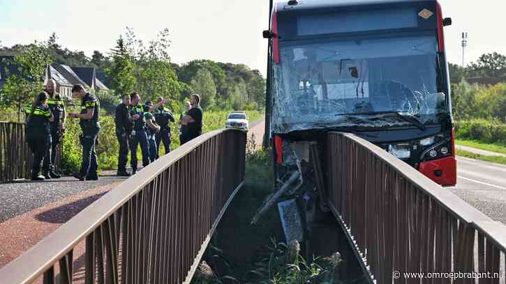 Ravage na ongeluk met bus in Tilburg: railing van brug doorboort stadsbus