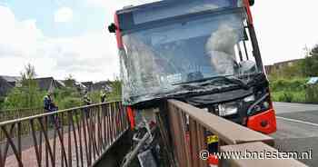 Bus ramt hek in Tilburg: enorme ravage, voertuig bungelt boven afgrond