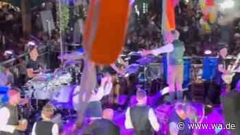 Schlager-Topstar singt „Griechischer Wein“ bei Überraschungsauftritt: Wiesn-Publikum begeistert