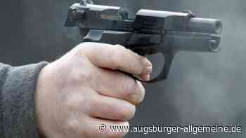 Junger Mann hantiert in Senden mit einer Pistole
