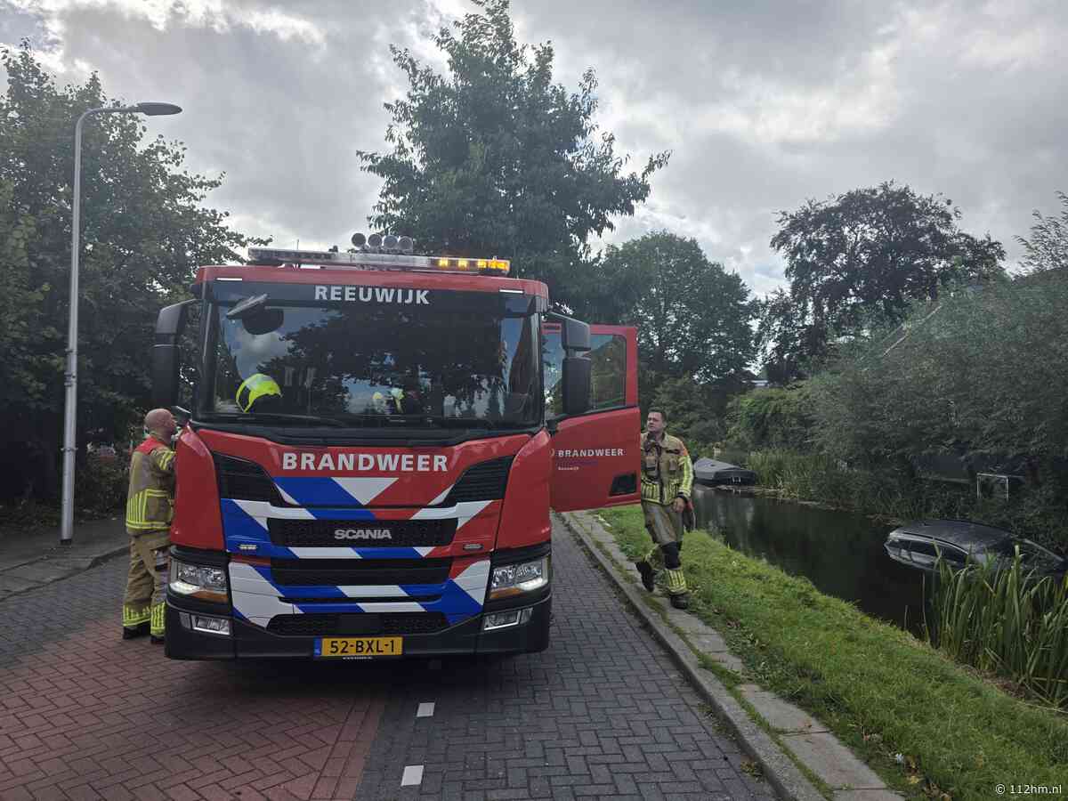 Auto rolt vanaf parkeerplaats het water in in Reeuwijk