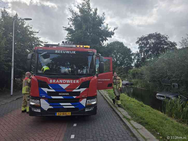 Auto rolt vanaf parkeerplaats het water in in Reeuwijk