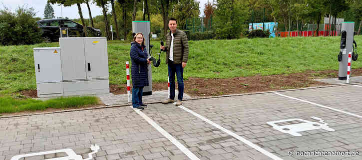 Vier neue E-Ladesäulen am Altstadtparkplatz installiert