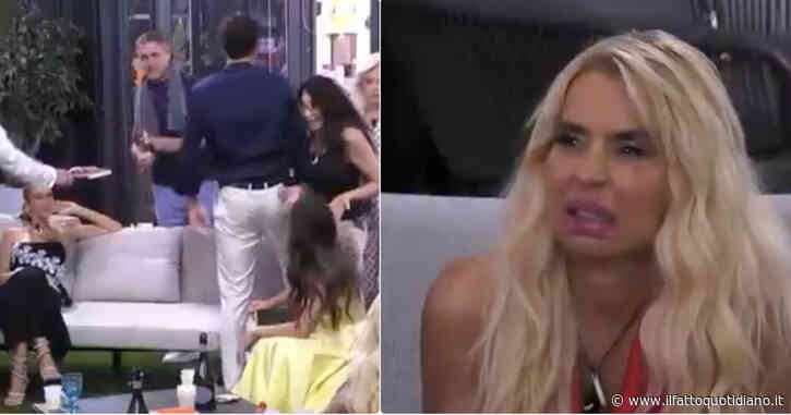 Scoppia il “cacca gate” al Grande Fratello Vip: “Chi l’ha fatto si vergogna, ma deve pulire”. La reazione di Valeria Marini è già un cult