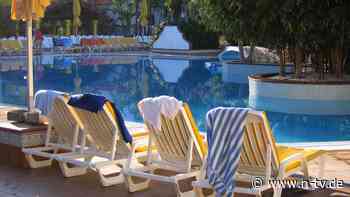An Pool und Strand: Streit um Sonnenliege: Hotels dürfen Reservierung verbieten