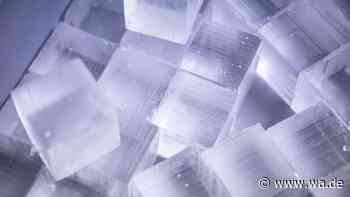 Cooler Trick: Eiswürfel sorgen in wenigen Minuten für faltenfreie Wäsche