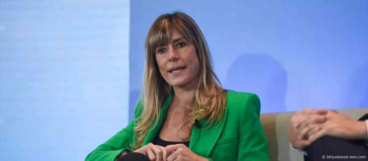 Envían a juicio a la esposa de Pedro Sánchez por delitos de malversación y tráfico de influencias