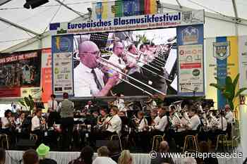 Auf Heimreise vom Blasmusikfestival im Erzgebirge brennt Bus von belgischem Orchester völlig aus