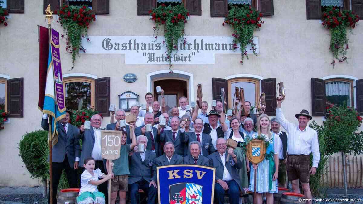 Kriegerverein Walpertskirchen feiert 150 Jahre mit Feuerschüssen im Dunkeln
