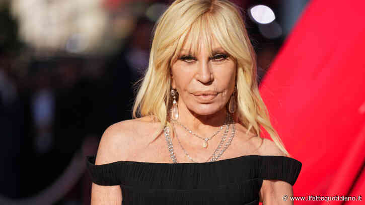 Donatella Versace lancia un nuovo brand con Revolve: “Voglio parlare alle nuove generazioni attraverso la bellezza e la moda, in un modo completamente nuovo”