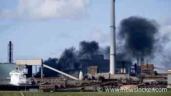 Korte, grote brand op terrein Tata Steel in IJmuiden met veel rookontwikkeling