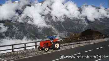 Beliebter Ballermann-Star tuckert mit Oldtimer-Traktor auf den Großglockner
