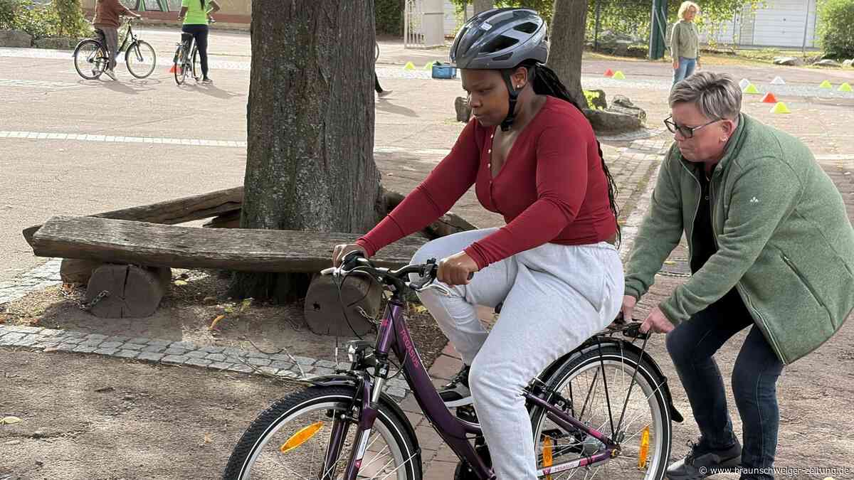 Pylonen umgefahren, Freiheit gewonnen: Frauen lernen in Helmstedt das Radfahren