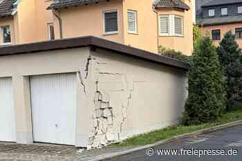 Freiberg: Audi prallt gegen Garagenwand
