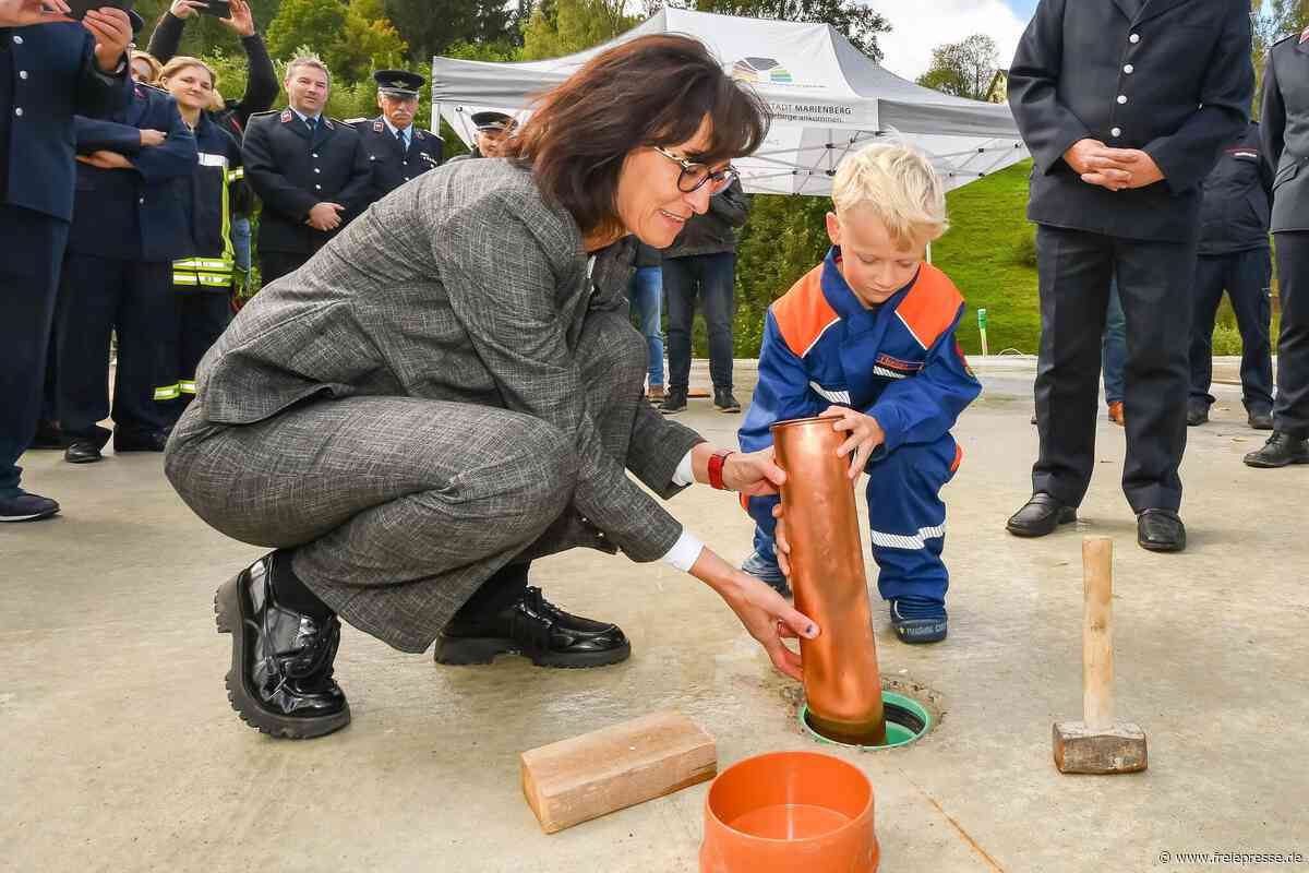 Grundstein gelegt: Dorf im Erzgebirge bekommt neues Feuerwehr-Gerätehaus