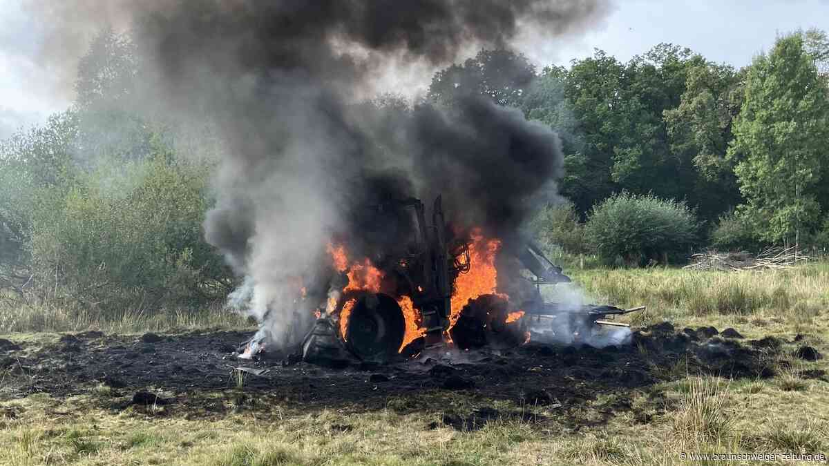 Trecker geht in Braunschweiger Waldstück in Flammen auf