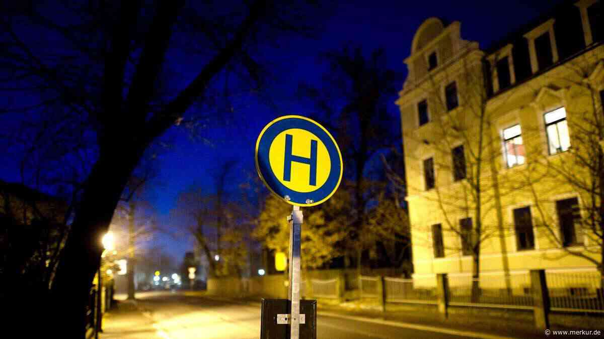 An Bushaltestelle überfallen und beklaut: Kinder-Gang attackiert junge Frauen mit Pfefferspray