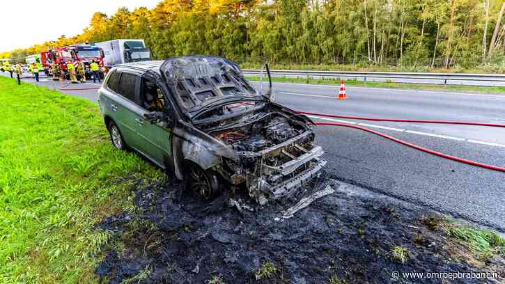 Auto brandt volledig af op A73 bij Overloon