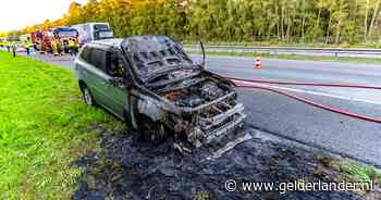 Hybride auto brandt volledig uit op A73 bij Overloon, lange file richting Venray