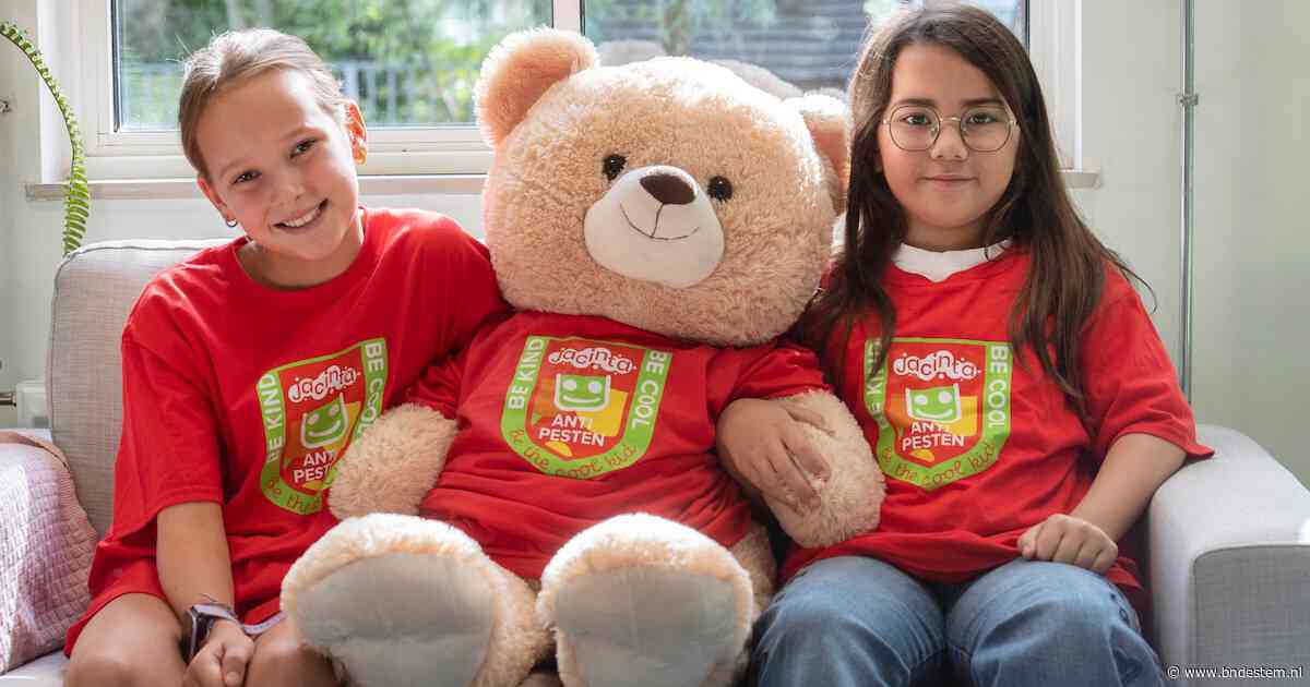 Silvie (8) en Emma (9) zorgen op hun basisschool voor minder pestgedrag: ‘We kunnen kinderen echt helpen’