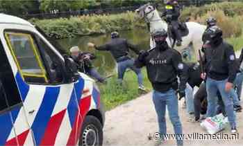 Politie zegt dat in het water geduwde fotograaf in de weg liep - NVJ vindt uitleg niet kloppen