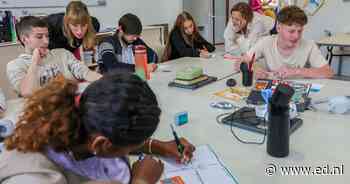 ‘Hier zie je de mensen om wie het gaat’: staatssecretaris Tielen ziet praktijk van speciaal onderwijs in Eindhoven