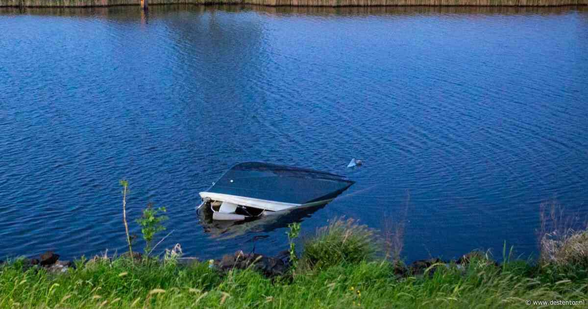 Beschonken man neemt roer over, even later ligt de speedboot op zijn kant