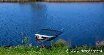 Beschonken man neemt roer over, even later ligt de speedboot op zijn kant