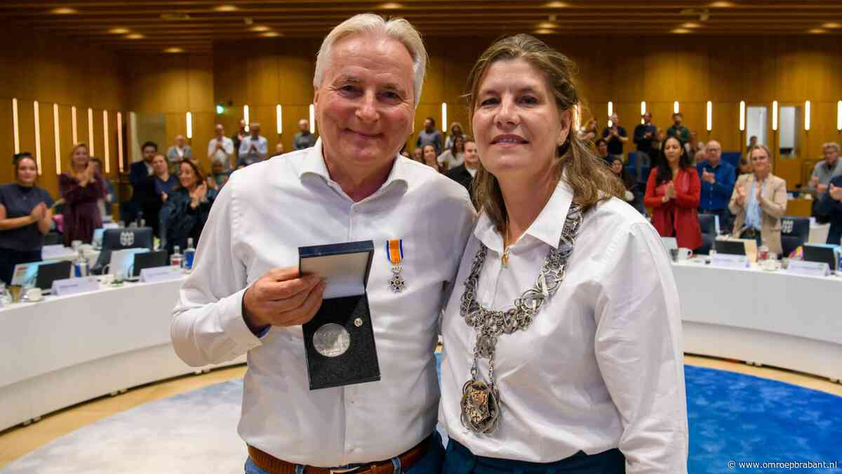 Politieke luis in de pels Hans Smolders onderscheiden bij afscheid
