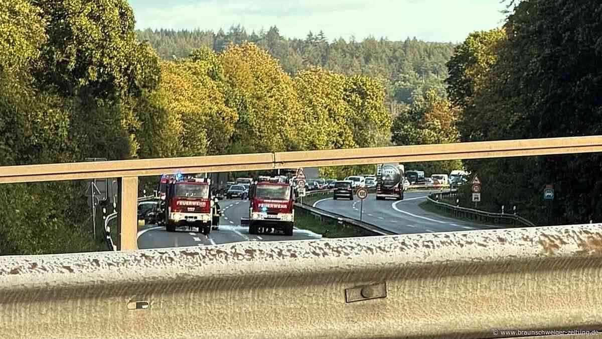 Feuerwehr in Osterode rückt aus: Auto auf der Bundesstraße 243 steht in Flammen
