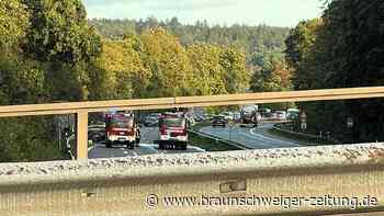 Feuerwehr in Osterode rückt aus: Auto auf der Bundesstraße 243 steht in Flammen