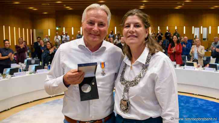 Hans Smolders koninklijk onderscheiden bij afscheid gemeenteraad Tilburg