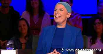 Paulien Cornelisse duikt op met blauw mutsje in De slimste mens: ‘Pruik wilde ik absoluut niet’