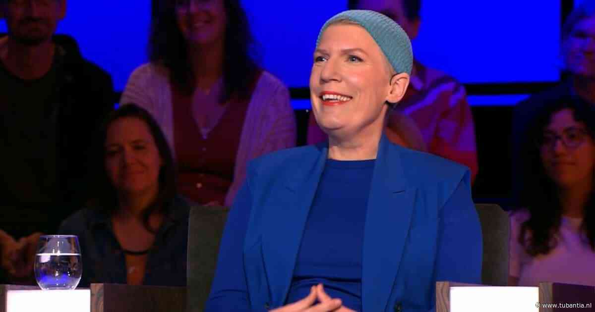 Paulien Cornelisse duikt op met blauw mutsje in De slimste mens: ‘Pruik wilde ik absoluut niet’
