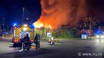 Grote brand bij afvalverwerker in Dinxperlo, mogelijk gasflessen aanwezig