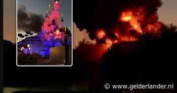 Grote brand op enkele kilometers van Disneyland Parijs: rookpluim reikt tot aan kasteel van Doornroosje